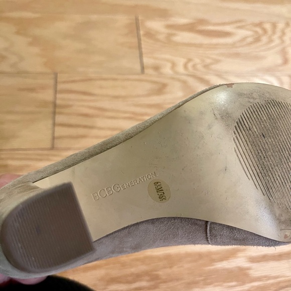 GENTLY WORN BCBGeneration BEIGE SUEDE Heels - Picture 8 of 8